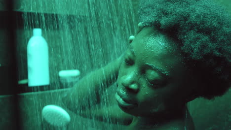 Afroamerikanische-Frau,-Die-Duscht